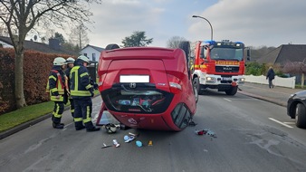 Polizeiinspektion Cuxhaven: POL-CUX: Verkehrsunfall in Langen - Fahrzeug überschlägt sich und bleibt auf dem Dach liegen - Fahrzeugführerin verletzt (Foto im Anhang)