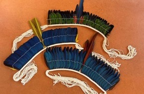 Hauptzollamt Stuttgart: HZA-S: Papageienfedern in Postpaket / Zollamt Winnenden beschlagnahmt artgeschützten Kopfschmuck