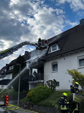 FW Wenden: Zimmerbrand in Wenden: Feuer greift von Balkon auf Wohnung und Dach &uuml;ber