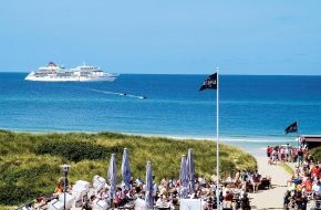 Hapag-Lloyd Cruises: "MS EUROPA meets Sansibar 2011": Sommerfest mit Mode und Prominenz vor Sylt (mit Bild)