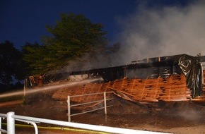 Kreisfeuerwehrverband Rendsburg-Eckernförde: FW-RD: Ergänzung zur OTS von 5:16 Uhr Pferdestall in Osterby brennt nieder - 100 Einsatzkräfte im Einsatz