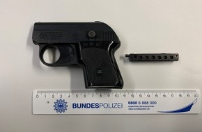 Bundespolizeidirektion Sankt Augustin: BPOL NRW: Bundespolizei beschlagnahmt Pistolen am Kölner Hauptbahnhof (FOTO)
