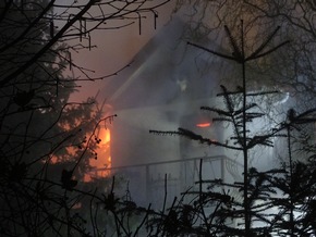KFV-CW: Wohnhaus in Flammen - Feuerwehr mit Großaufgebot vor Ort