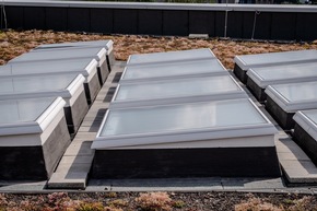 LAMILUX Flachdach Fenster schaffen einzigartigen Glasdach-Effekt