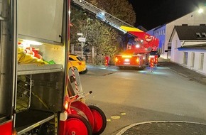 Feuerwehr Plettenberg: FW-PL: Ortsteil Holthausen - Entstehungsbrand an Dach, Feuerwehr kann Schlimmeres verhindern
