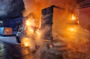Feuerwehr Neuss: FW-NE: Kleinlaster in Vollbrand | Keine Verletzten