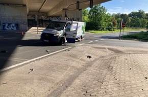 Polizei Bielefeld: POL-BI: Unfall beim Fahrstreifenwechsel in OWD-Auffahrt