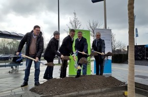 Bayerische Ingenieurekammer-Bau: Weltwassertag: Verbändekooperation und Bauminister pflanzen Klimabaum zur Stärkung der Schwammstadt