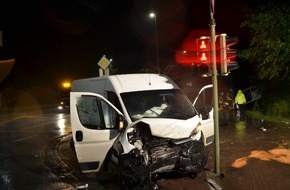 Polizeipräsidium Hamm: POL-HAM: Verkehrsunfall bei Unwetter - Zwei Verletzte