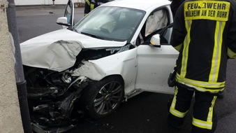 Feuerwehr Mülheim an der Ruhr: FW-MH: Ungewöhnlicher Verkehrsunfall mit zwei Verletzten auf einem Parkplatz