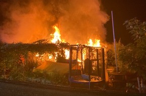 Feuerwehr Frankfurt am Main: FW-F: Zwei brennende Gartenhütten in Höchst beschäftigten heute Nacht Berufs- und Freiwillige Feuerwehr.