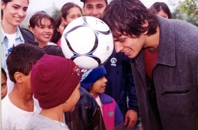 Plan International Deutschland e.V.: Roque Santa Cruz eröffnete Jubiläums-Aktion / Fußballstar sucht für Kinderhilfswerk Plan neue Paten