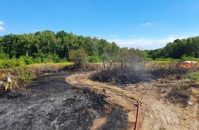 Feuerwehr VG Asbach: FW VG Asbach: Flächenbrand bei Jungfernhof / 2.000 Quadratmeter Gebüsch und Wiese brennen