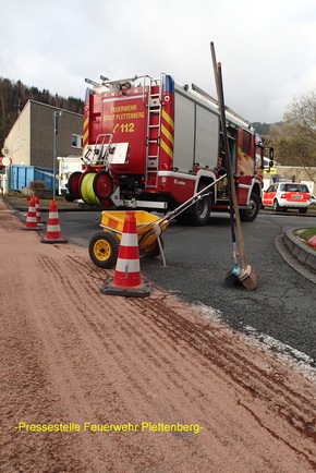 FW-PL: Autotransporter platzte Hydraulikschlauch im OT-Teindeln. Feuerwehr und untere Wasserbehörde im Einsatz