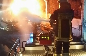 Feuerwehr Düsseldorf: FW-D: Feuer in ehemaliger Flüchtlingsunterkunft Messehalle 18