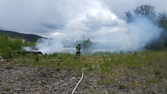 FW-AR: Arnsberger Feuerwehr löscht Flächenbrände an der Ruhr in Hüsten