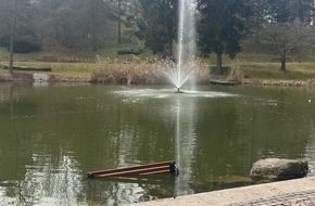 Landespolizeiinspektion Nordhausen: LPI-NDH: Sitzbank im Teich versenkt