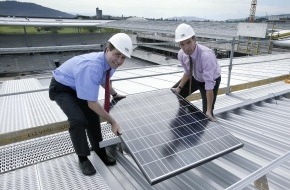 BKW Energie AG: Stade de Suisse Wankdorf Bern - montage du premier panneau solaire: Début de la construction de la plus grande centrale solaire au monde intégrée au toit d'un stade