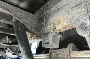 Polizei Mettmann: POL-ME: "Bis dass der Rost uns scheidet" - Polizei zieht schrottreifen Transporter aus dem Verkehr - 2503066