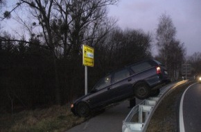 Polizeiinspektion Northeim: POL-NOM: PKW landete unfreiwillig auf der Leitplanke (Bild im Anhang)