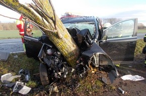 Polizeidirektion Landau: POL-PDLD: PKW-Fahrer gegen Baum geprallt