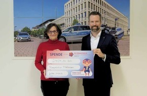 Polizeipr&auml;sidium Mittelhessen - Pressestelle: Mittelhessen: GIE&szlig;EN: Neujahrskonzert bringt 2.400 Euro f&uuml;r den guten Zweck - Polizeipr&auml;sidium Mittelhessen &uuml;bergibt Spende an Gie&szlig;ener Elternverein