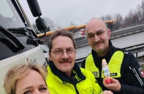 Polizeiinspektion Harburg: POL-WL: Fernfahrerstammtisch der Polizeidirektion Lüneburg überrascht Lkw-Fahrer zu Weihnachten