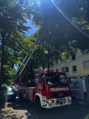 FW-EN: Erstmeldung: Dachstuhlbrand mit Menschenrettung in der Schöntaler Straße - 2 Personen mit Drehleiter gerettet