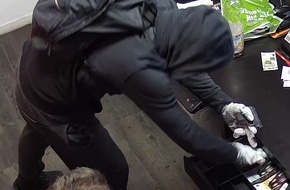 Polizei Düsseldorf: POL-D: Unterbilk - Folgemeldung - Raub mit Schusswaffe in Wettbüro - Täter flüchtet mit Bargeld - Polizei fahndet mit Lichtbildern
