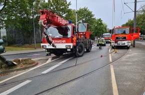Feuerwehr und Rettungsdienst Bonn: FW-BN: PKW prallt gegen Ampelmast - Dieser stürzt auf den Fahrdraht der Straßenbahn