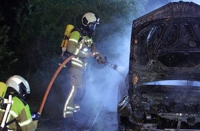 Feuerwehr Dresden: FW Dresden: PKW-Brand in der Nacht - eine verletzte Person