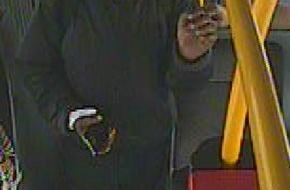 Polizei Bonn: POL-BN: Foto-Fahndung: Unbekannter soll Rucksack gestohlen haben - Wer kennt diesen Mann?