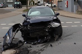 Kreispolizeibehörde Herford: POL-HF: Zusammenstoß in Einmündung- Fahrer verletzt