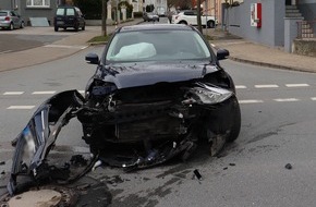 Kreispolizeibehörde Herford: POL-HF: Zusammenstoß in Einmündung- Fahrer verletzt