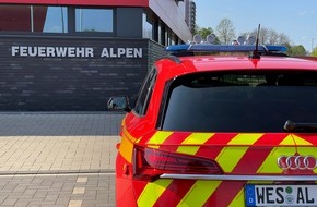 Freiwillige Feuerwehr Alpen: FW Alpen: Großer Ast hängt über die Fahrbahn