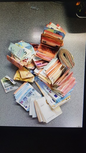 Polizei Münster: POL-MS: 2.710 Gramm Drogen, 994 Pillen und Bargeld in Wohnung gefunden - Drogendealer in Untersuchungshaft