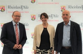 Polizeipräsidium Trier: POL-PPTR: Ein Pionier geht von Bord - Polizeipräsident Durben verabschiedet den ersten Trierer Polizeisozialberater, Peter Behles, in den Ruhestand. Jana Roth folgt ihm nach