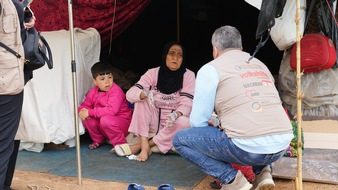 Aktion Deutschland Hilft e.V.: Weltfl&uuml;chtlingstag: Nachbarl&auml;nder tragen Hauptlast bei Schutz und Versorgung / Erstmals sinkt die Zahl Gefl&uuml;chteter weltweit auf 117,8 Millionen