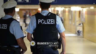 Bundespolizeidirektion München: Bundespolizeidirektion München: 18-Jähriger attackierte und verletzte Fahrgast und Helfer in der S-Bahn - Mitreisende zeigen Zivilcourage