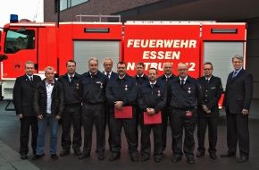 Feuerwehr Essen: FW-E: Verleihung von Feuerwehr-Ehrenzeichen, Essens Feuerwehr-Dezernent Christian Kromberg zeichnet Feuerwehrleute aus