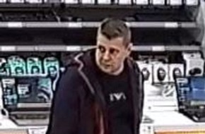 Polizeiinspektion Hameln-Pyrmont/Holzminden: POL-HOL: Wer kennt den abgebildeten Mann? 
-
Polizei sucht dreisten Dieb aus Elektronikfachmarkt
