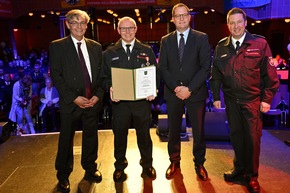 FW-GL: Ehrungen für bis zu 70 Jahre Mitgliedschaft in der Feuerwehr Bergisch Gladbach - Städtische Ehrennadel in Gold für Brandoberinspektor Ralf Martini