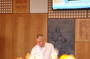 Feuerwehr Wenden: FW Wenden: Wenn Flammen str&ouml;men - Feuerwehr Wenden schult sich f&uuml;r den Ernstfall