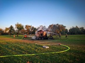 KFV Bodenseekreis: Ballenpresse in Vollbrand in Hefigkofen
