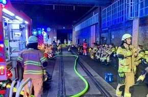 Feuerwehr Bergisch Gladbach: FW-GL: Einsatzreiche Nacht - Feuerwehr Bergisch Gladbach rückt in 12 Stunden zu vier Bränden aus
