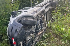 Feuerwehr Wetter (Ruhr): FW-EN: Transporter kippt auf die Seite - Feuerwehr Wetter (Ruhr) am Mittwochabend im Einsatz