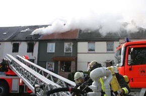 Feuerwehr Essen: FW-E: Feuer in einem Einfamilienhaus in Essen Frillendorf, fünf Personen verletzt