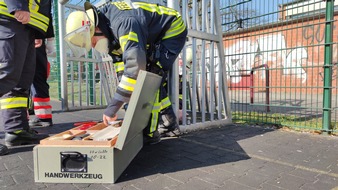 Freiwillige Feuerwehr Celle: FW Celle: Kind auf Bolzplatz eingeklemmt!