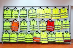ADAC: ADAC prüft Kinderwarnwesten: Vorsicht beim Onlinekauf / Mehr als die Hälfte der Westen reflektiert nicht oder zu wenig / ADAC setzt sich für Verkaufsverbot von 13 Produkten ein