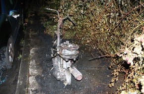 Polizei Bielefeld: POL-BI: Brennender Roller entfacht Heckenbrand
